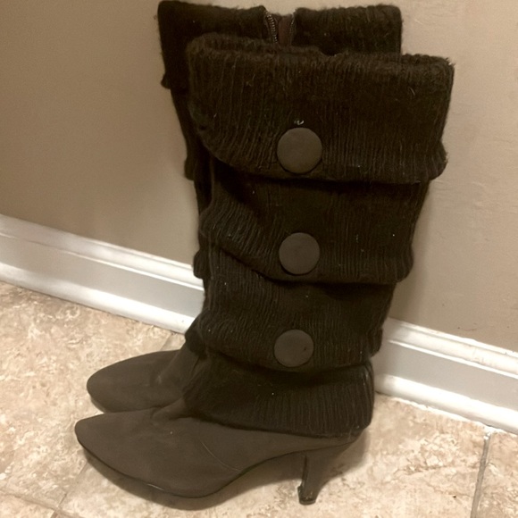 Adorable calf high brown heeled sweater boots w/ button accents, size 7.5 - Picture 1 of 2